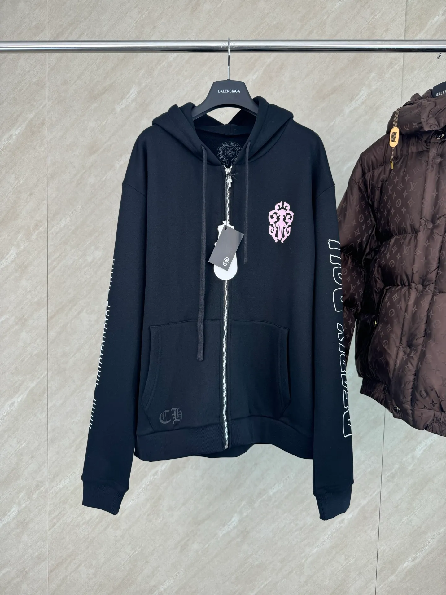 P460 Chrome Heart Ch character Sanskrit printed zipper hooded sweatshirt Size: S/M/L/XL Made of 80% cotton + 20% polyester blended fabric. The fabric is woven with 32-count base yarn and 10-count veil. The weight reaches 330 grams. It combines the skin-friendly breathability of cotton fiber and the anti-wrinkle stiffness of polyester. The sufficient weight brings good drape and wearing texture.